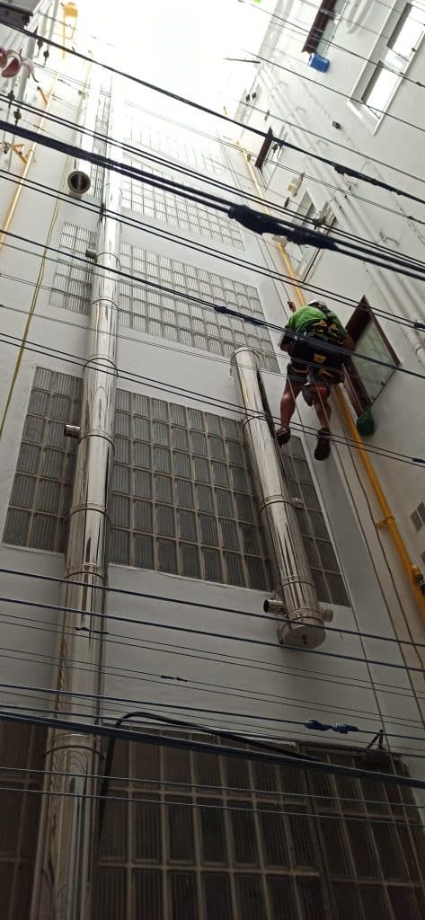 Montaje de chimeneas de acero inoxidable