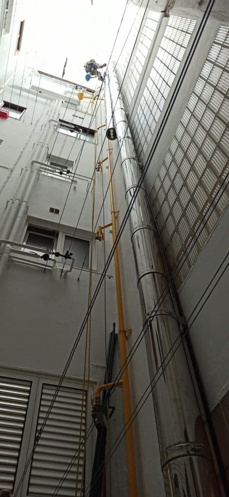 Montaje de chimeneas de acero inoxidable